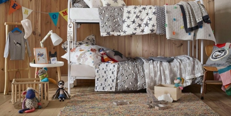 barnrum-design-vardags-tillbehör-loft säng-sänglinne-grå-vit-trä-tyg-dockor-batman