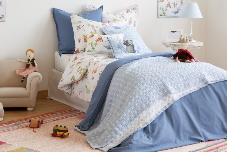 barnrum-design-hem-tillbehör-sängkläder-blå-dinosaur-vit-tyg-docka