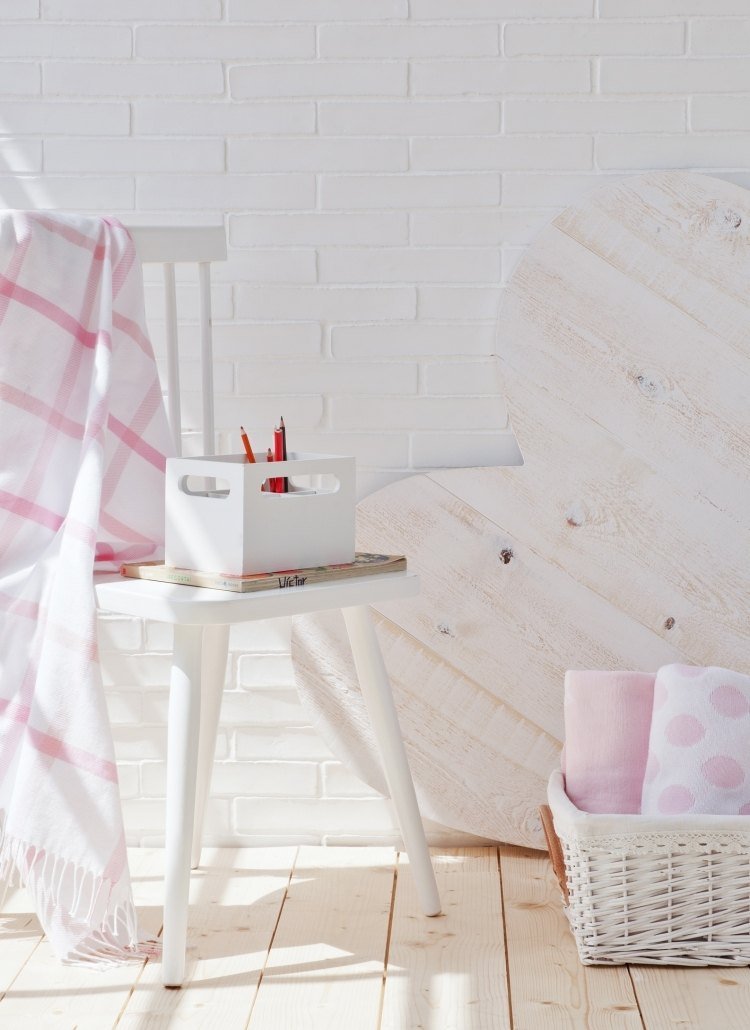Design barnrum-livstillbehör-vit-mjuk rosa-planka golv-korgstol