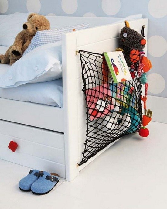 Det finns ett nät för leksaker i sängen