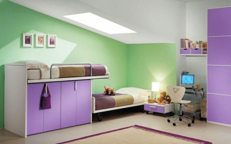 idéer till barnrum moderna sluttande tak gröna vägg lila möbler