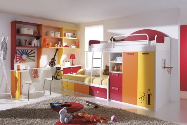 sätta upp orange rosa gul loft säng garderob vägg hyllor