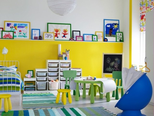 Barnkammare gul väggstol blå vit vägg