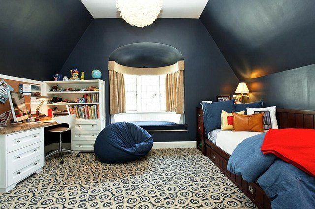 Mössa blå mattgolv lång säng mörk väggfärg