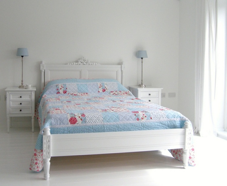 barnrum vitblått överkast motiv romantiska sängbord gardiner