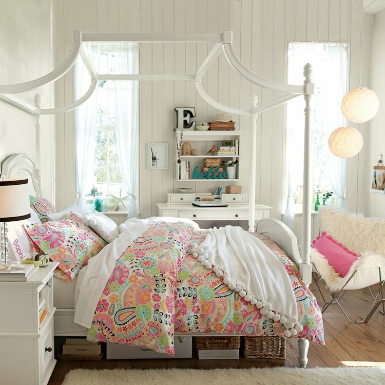 barnrum i vit väggbeklädnad trä sängkläder färgglada pastellfärger