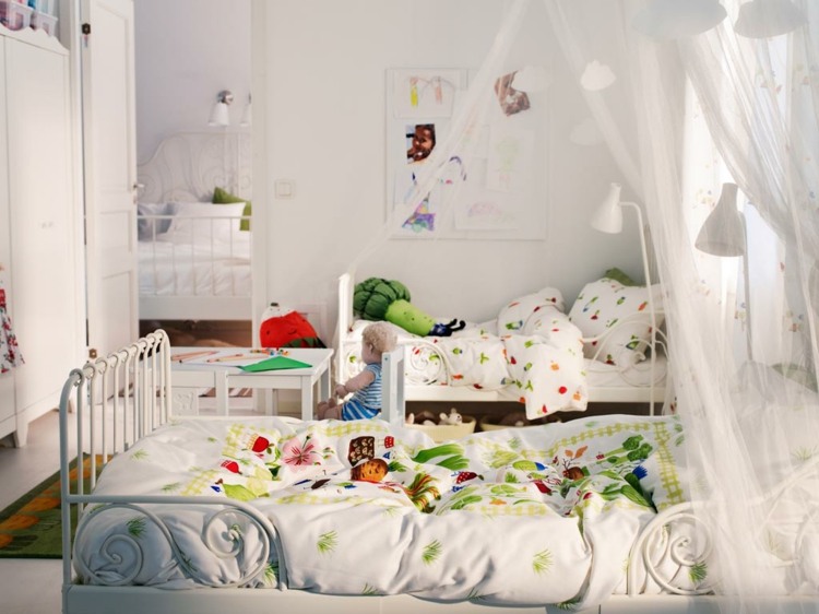 barnrum vit baldakin färgglada sängkläder metall sängar