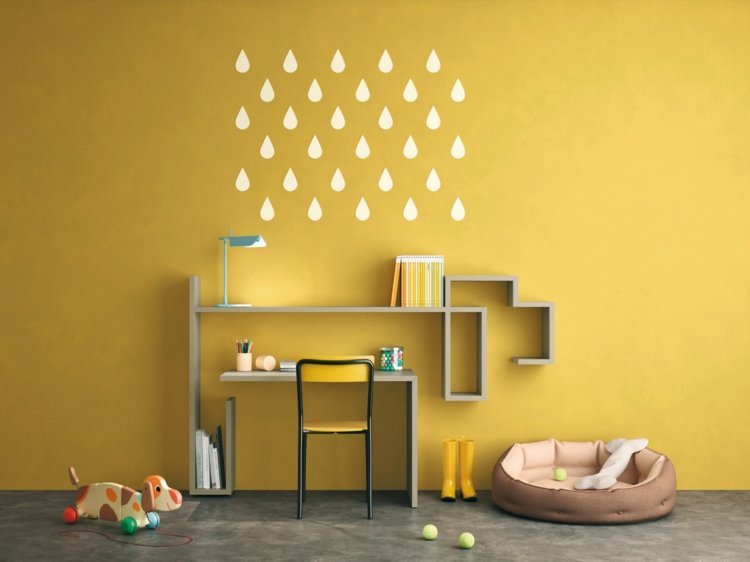 möbler-barnrum-skrivbord-idé-gul-vägg-dekorera-skrivbordslampa