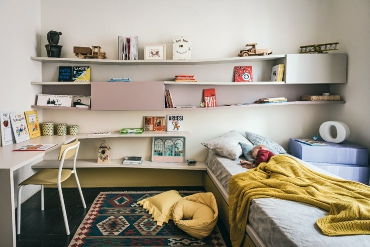 möbler-barnrum-litet-rum-skrivbord-hylla-krokig-idé-kelim-matta