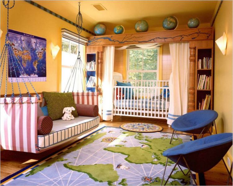 barnrum-optimal-möblering-matta-världskarta-kompass-jordklot-säng-gardin-fåtölj-hängande bänk-kuddar-bokhyllor