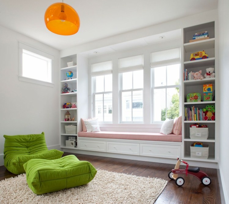 barnrum-optimalt-möblera-bänk-fönster-möbler-hyllor-förvaringsutrymme-leksaker-böcker-sittdynor-korgar-ljus-matta