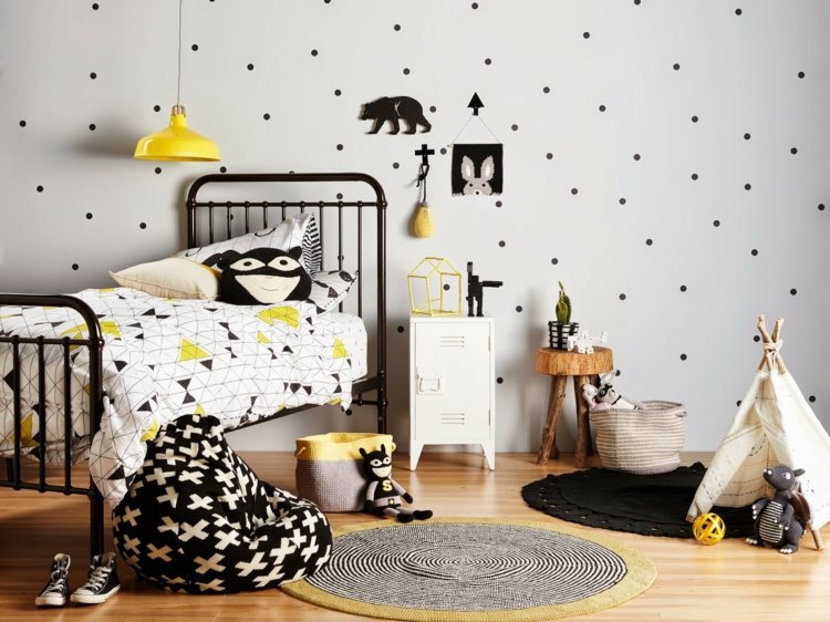 Optimalt inredda barnrum små-säng säng-säsong-gul-svart-matta-bord-skåp-hängande lamp-väggdekoration