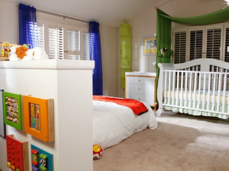 renovera barnrum efteråt vita färgglada accenter sovrum lekrum baby säng heltäckningsmatta