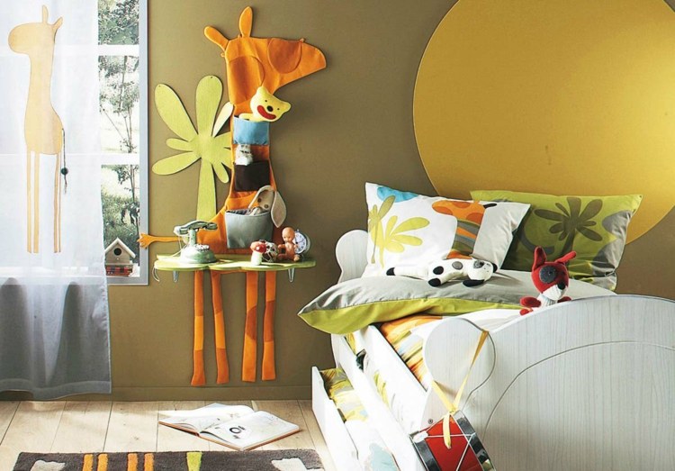 renovera barnrum barnsäng-låda-vägg-dekoration-giraff-grön-vägg-måla-färgglada