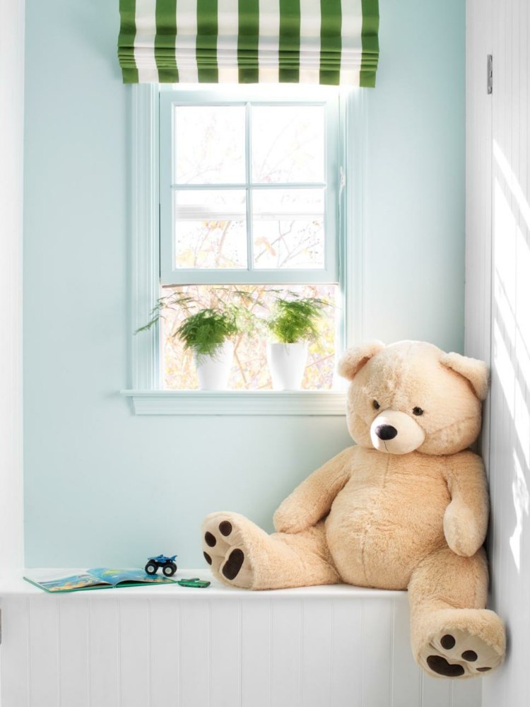 barnrum tak design läshörnbänk vit babyblå väggfärg teddybaer