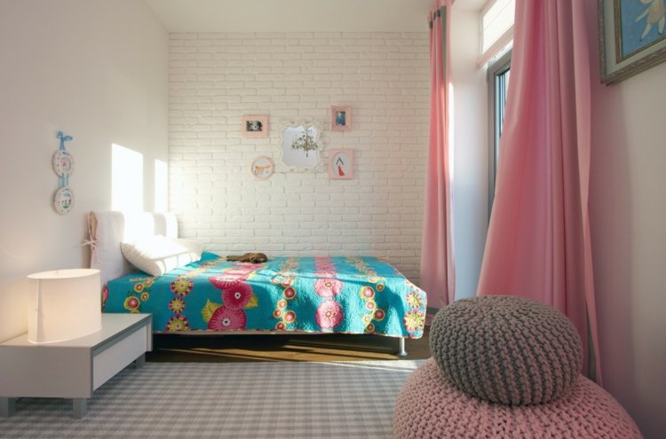 gardin-design-barnrum-minimalistisk-blå-vit-rosa-puff-sängskåp