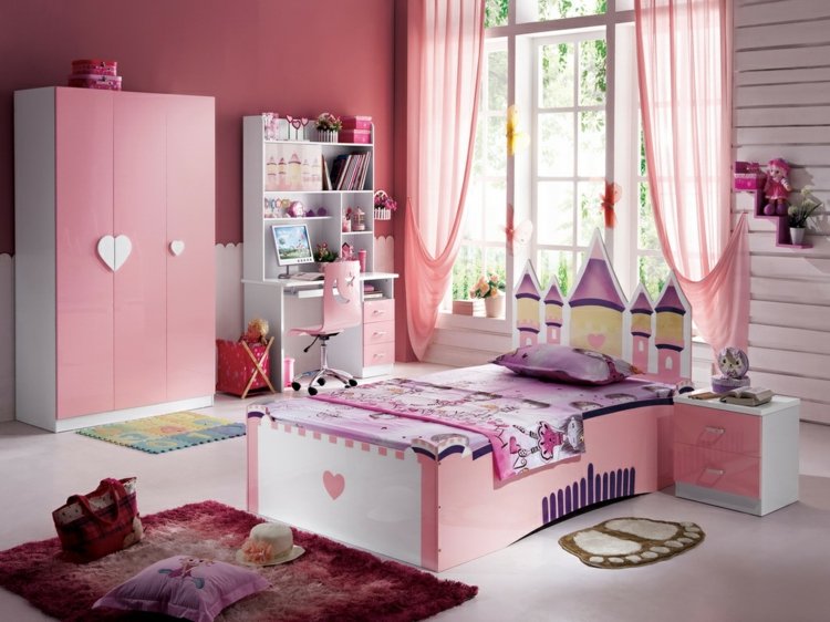 gardin-design-barnrum-interiör-rosa-accent vägg-hjärta-motiv