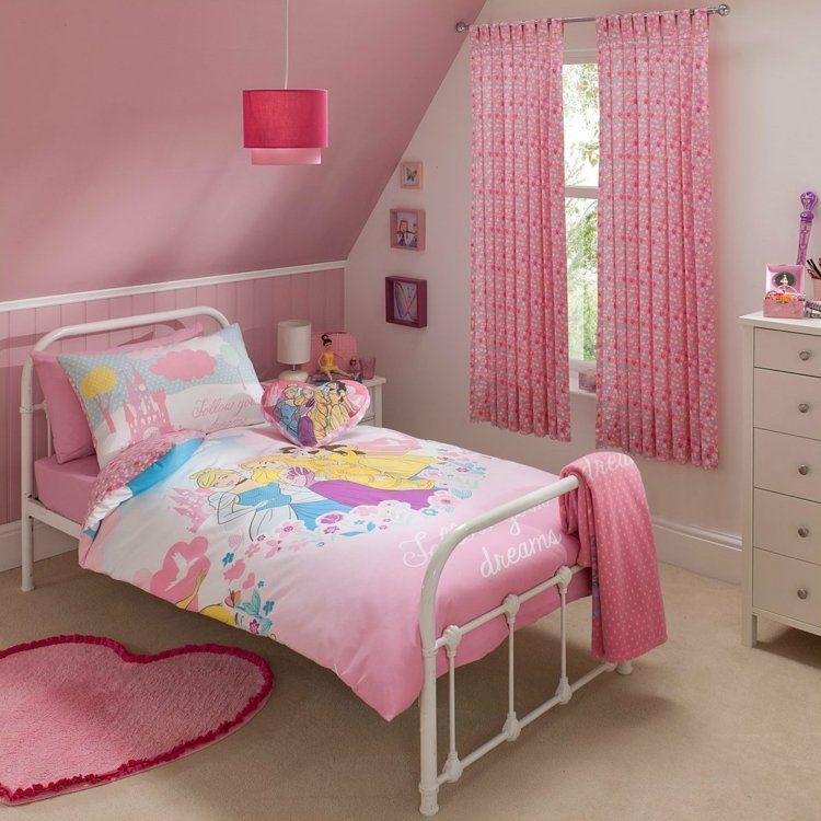 gardin-design-barnrum-rosa-maedchenzimmer-metall-säng-sluttande tak