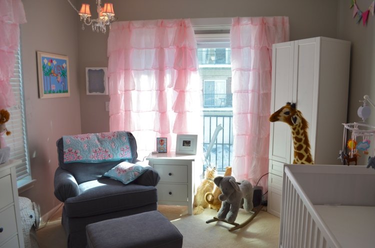 gardin-design-barnrum-romantisk-rosa-baby-säng-fåtölj-garderob
