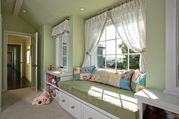 gardin-design-barnrum-vit-grön-interiör-design-sittgrupp-fönster