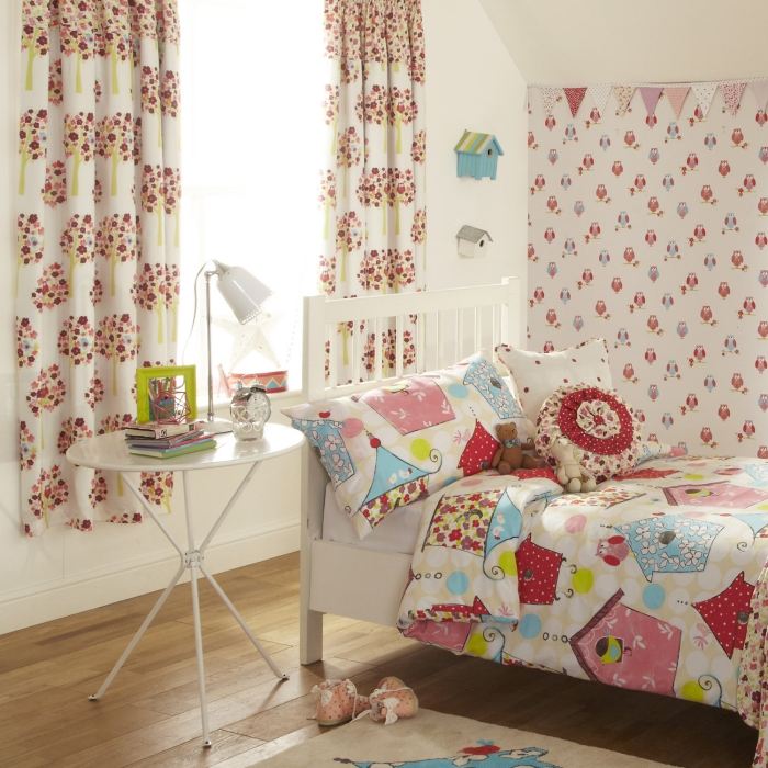 Barnrums-gardiner-färgglada-mönster-blommiga-färgglada-sängkläder