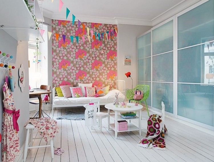 barnrum-vägg-design-idéer-tapeter-blommigt-mönster-vita-möbler