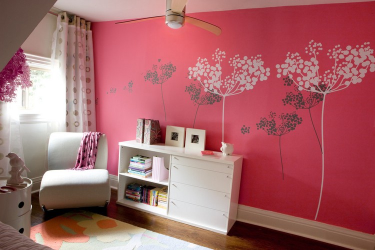 Barnrum-vägg-design-tjej-vägg-färg-jordgubbe-röd-stencil-blommor