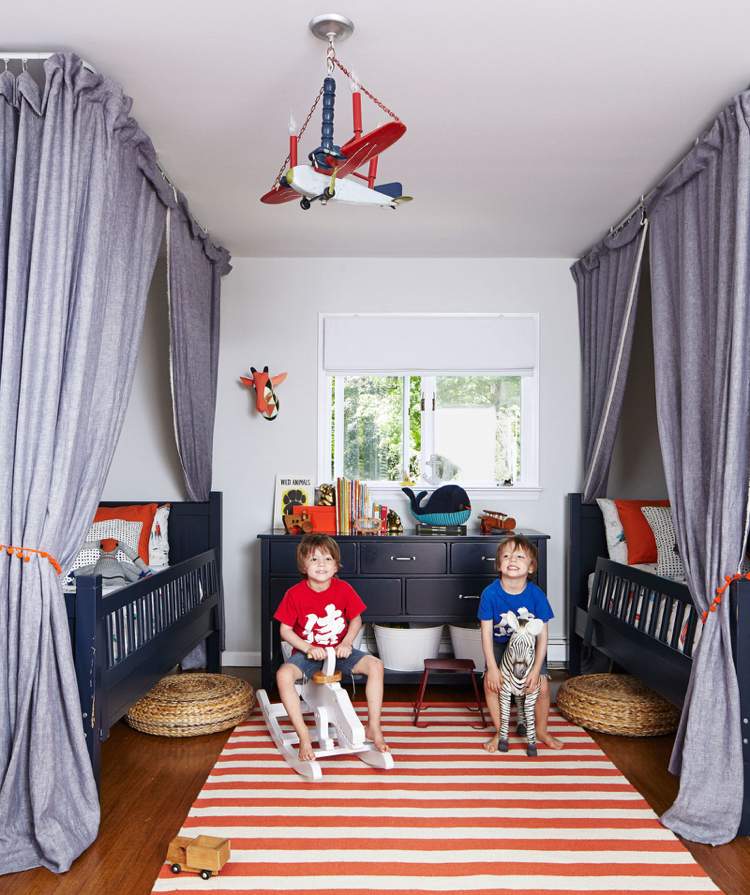 Barnrumsmöbler-dekoration-tvillingar-pojkar-himmelsgardin-grå-röd