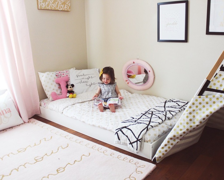 barnrumsmöbler-dekoration-spjälsäng-låg-madrass-golv-vit