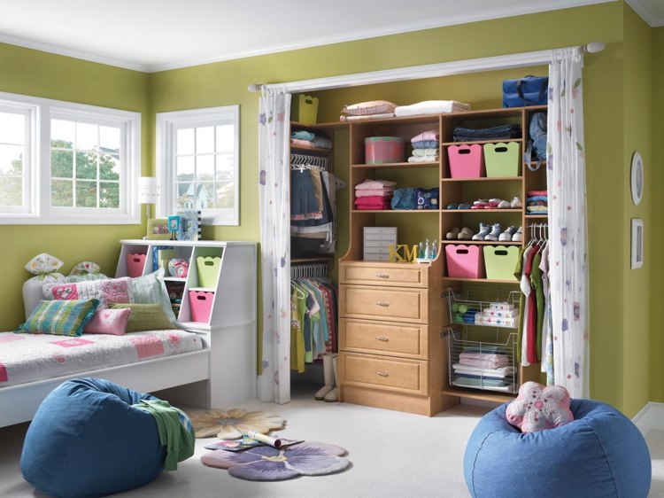 Barnrumsmöbler-dekoration-garderob-gardin-grön-väggfärg