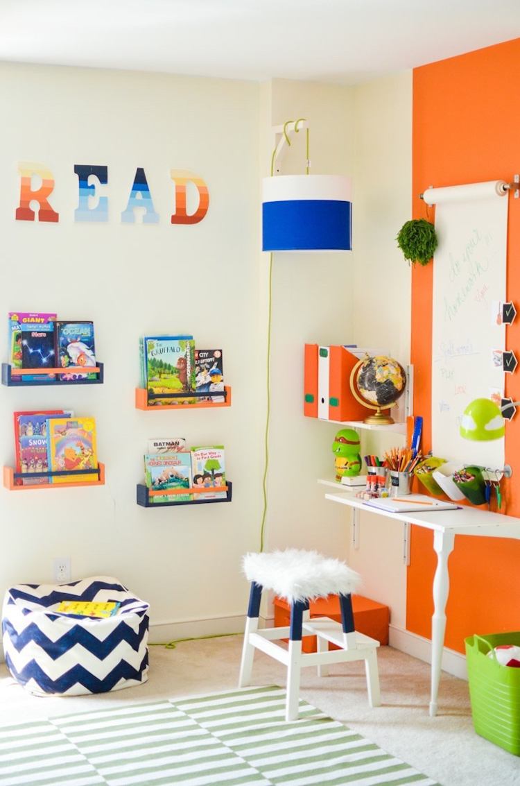 Barnrumsmöbler-dekoration-orange-barnbord-hantverksbord-väggdekoration-trappstol