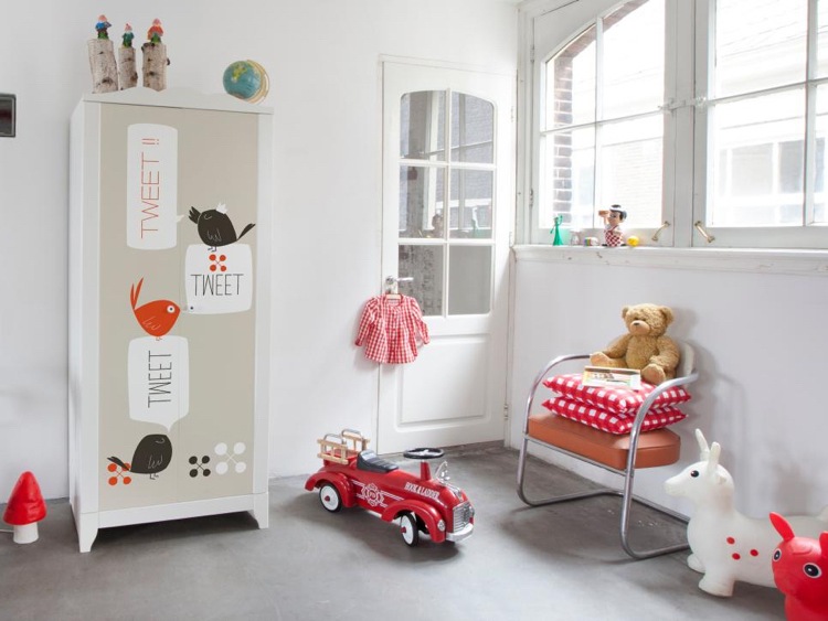 Barnrumsinredning och dekoration -vit-röd-gosiga leksaker-leksaker-klädskåp