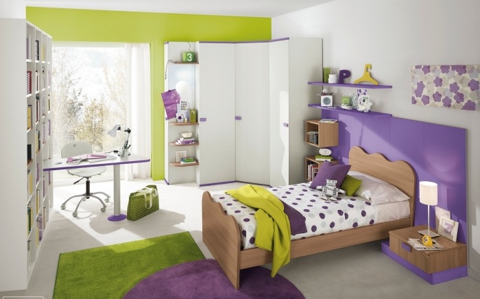 Barnrumsdesign-idéer-grön-lila-trä sängram-öppen-hylla-vägg