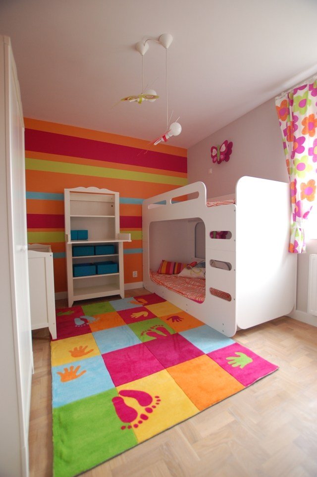 designa barnrumsväggar-idéer-färgglada-ränder-orange