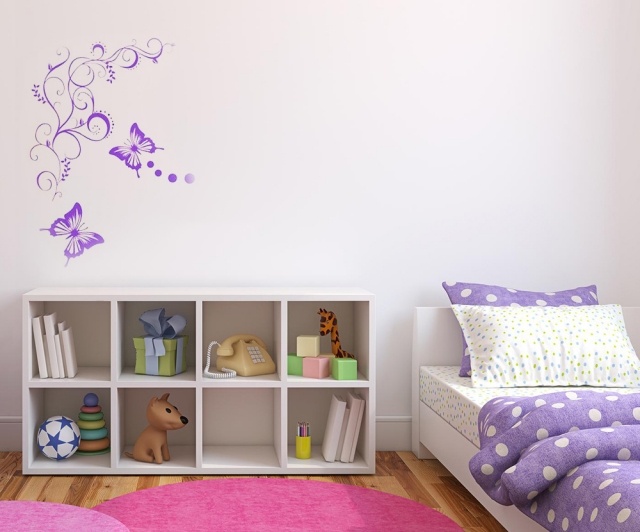 plantskola-vägg-design-idéer-flicka-lila-stencil-fjärilar