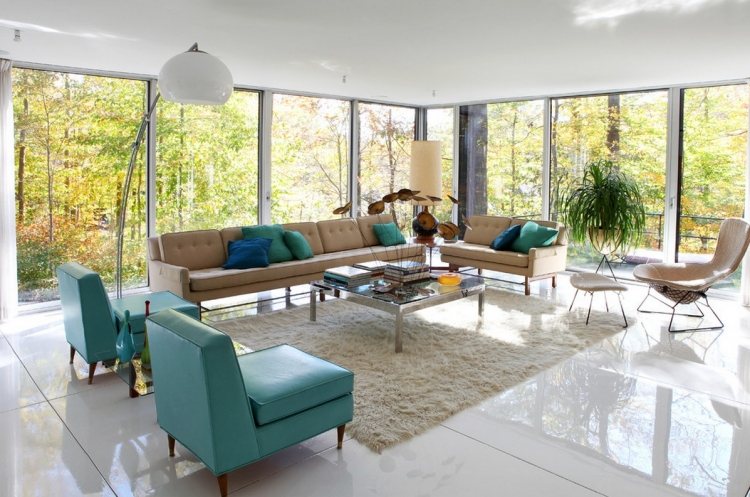 kudde-turkos-vardagsrum-panorama-fönster-sittplatser-elegant-ljus-pälsmatta