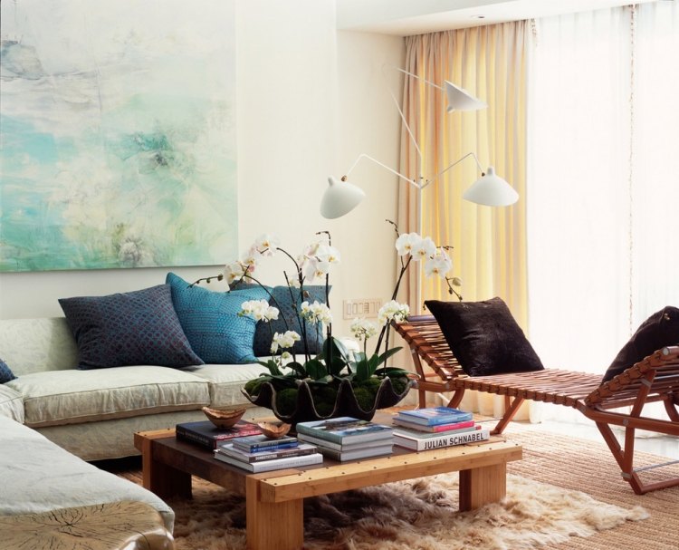 kudde-turkos-vardagsrum-vintage-ljusa-sits-möbler-klädsel-cremeweiss-fenster.jpg-mysig-konstnärlig-bild-päls-matta-solstol-orchidee