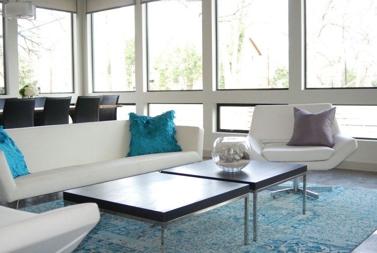 kudde-turkos-vardagsrum-vintage-ljus-sits-möbler-klädsel-grädde-vit-fenster.jpg-ljus-panorama-fönster-säte-möbler-modern-vit-matta-ornament