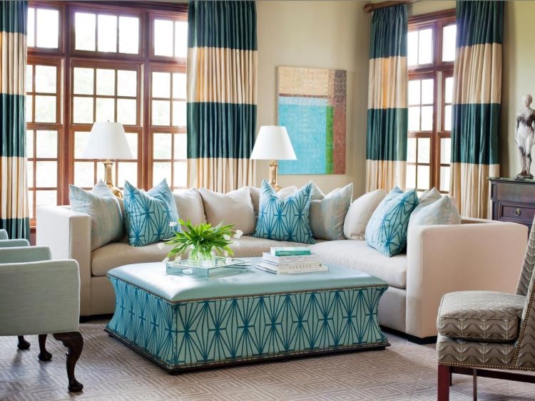 kudde-turkos-vardagsrum-vintage-ljusa-sits-möbler-klädsel-grädde-vit-fönster.jpg-prydnader-linjer-ränder-beige-fönster-gardiner