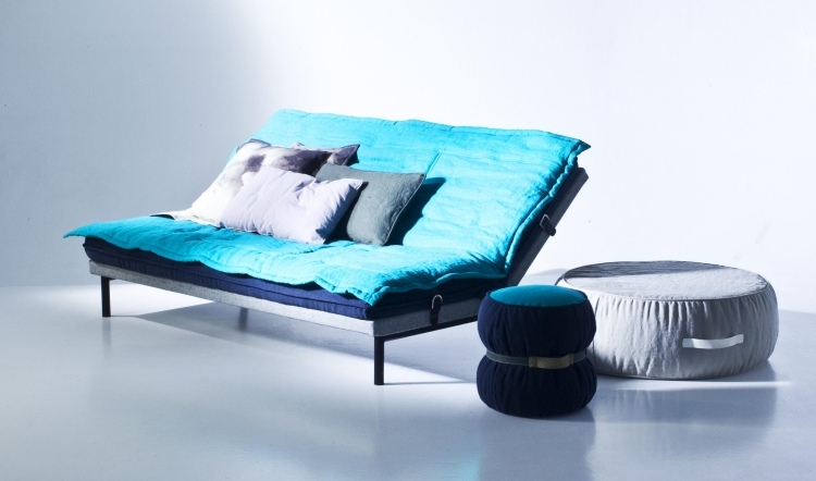 kudde-turkos-vardagsrum-vintage-ljusa-sits-möbler-klädsel-cremeweiss-fenster.jpg-ouch-pouf-sits kudde-kudde-grå-blå