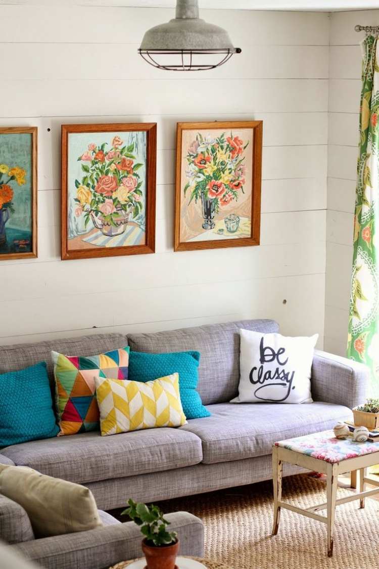 kudde-turkos-vardagsrum-vintage-ljusa-sits-möbler-klädsel-grädde-vita-fönster-bilder-färgade-färgglada.jpg