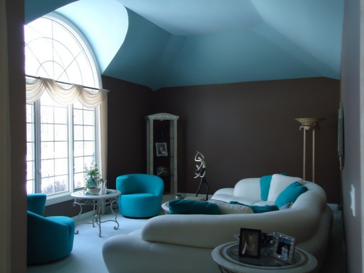 kudde-turkos-vardagsrum-vintage-ljus-sits-möbler-klädsel-grädde-vit-fönster.jpg-översta våningen-galler-fönster-romantisk-sits-möbler-oval-form