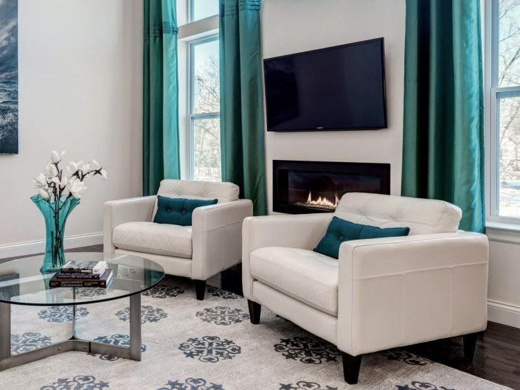kudde-turkos-vardagsrum-vintage-ljus-sits-möbler-klädsel-cremeweiss-fenster.jpg-dekorativ-öppen spis-modern-matta-fåtölj-ljusgrå
