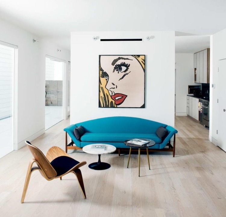 kudde-turkos-vardagsrum-vintage-ljusa-sits-möbler-klädsel-grädde-vit-fönster.jpg-soffa-klädsel-popart-lägenhet-vit-minimalistisk