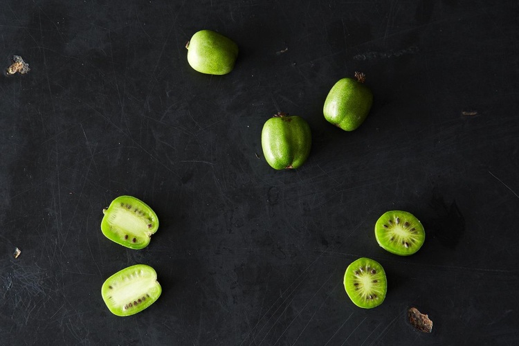 Kiwibär som en superfood -mini-kiwi-rik på vitaminer med låg kaloriinnehåll