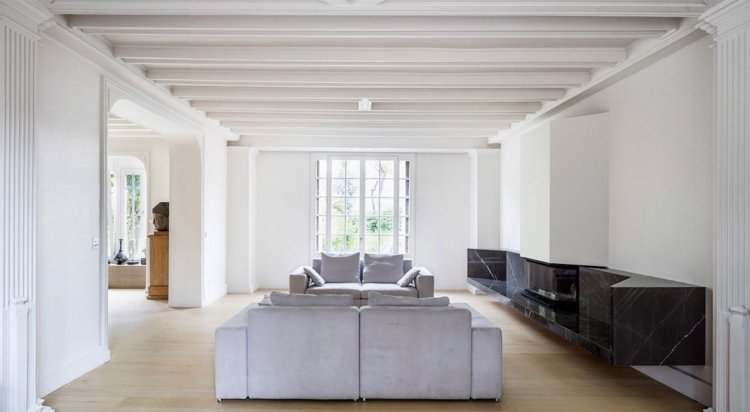 Klassisk arkitektur -modern-villa-levande-minimalistisk-grå-vit