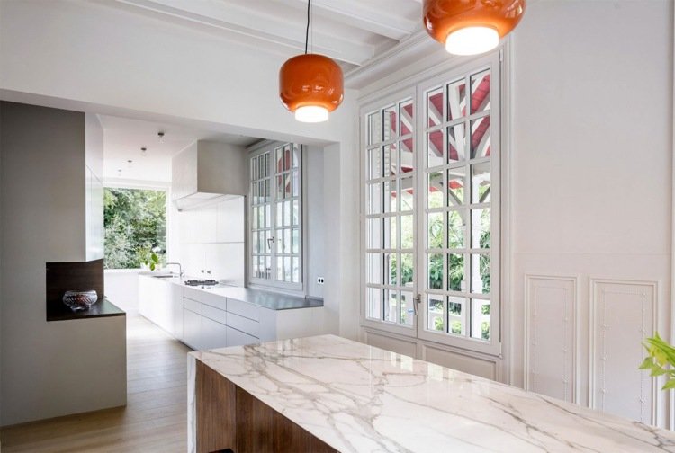 klassisk-arkitektur-modernt-kök-disk-marmor-vitt