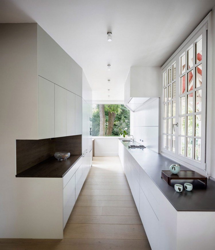 klassisk-arkitektur-modern-vit-kök-handtagslös-kök-skåp