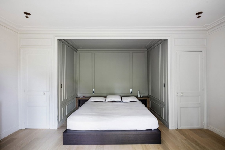 klassisk-arkitektur-modernt-sovrum-stuckatur-väggbeklädnad-grått