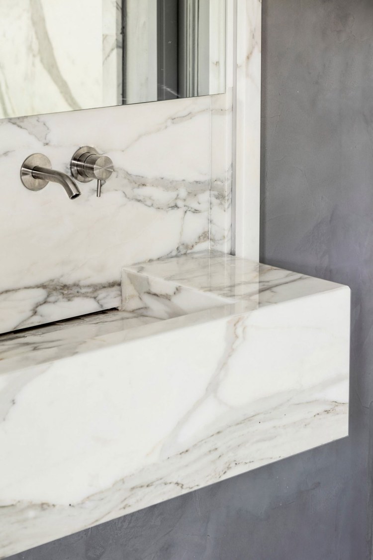klassisk-arkitektur-modern-minimalistisk-levande-vit-grå-marmor-badrum